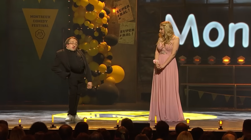 La scène humoristique rend hommage à l’un de ses collègues, Guillaume Bats ( ici lors d’un spectacle au Montreux Comedy avec Laura Lane ) qui s’est éteint à l’âge de 36 ans ce jeudi 1er juin.