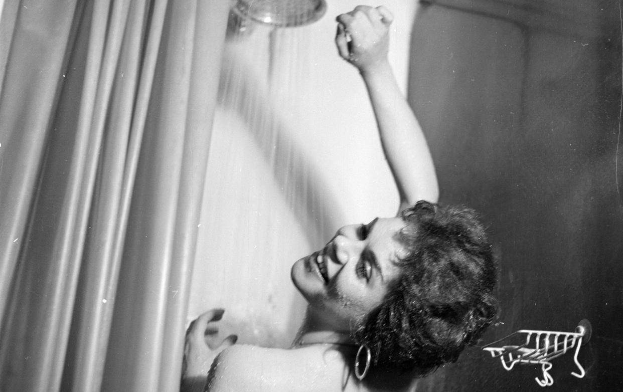 'Stupendously drunk’: Welsh actress Rachel Roberts trying an ice-cold shower in London, 1954 - Hulton Archive
