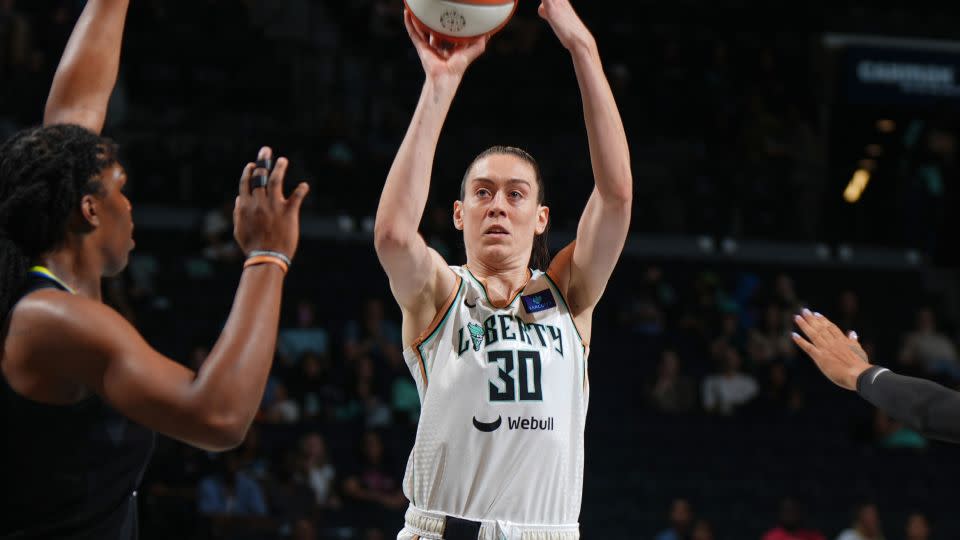 Stewart shoots the ball during the game. - Catalina Fragoso/NBAE via Getty Images