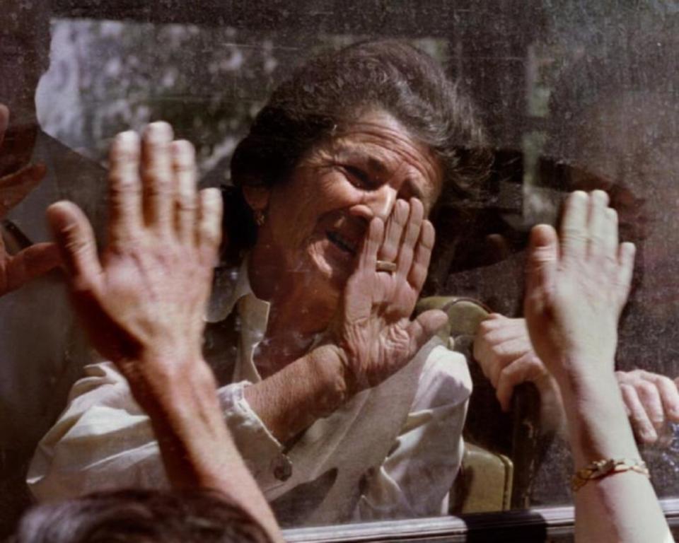 <p>Rifka Levi, que pasó parte de la Segunda Guerra Mundial en campos de concentración de Croacia y Serbia, llora al despedirse de sus familiares y amigos en Sarajevo al iniciar su viaje a Jerusalén en junio de 1993. (Foto: Reuters). </p>