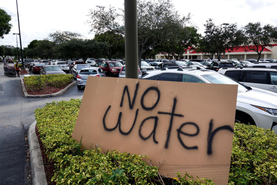 Dieses Schild sagt alles: In Palm Beach, Florida, gehen den Einwohnern die Wasservorräte aus. (Bild: dpa)