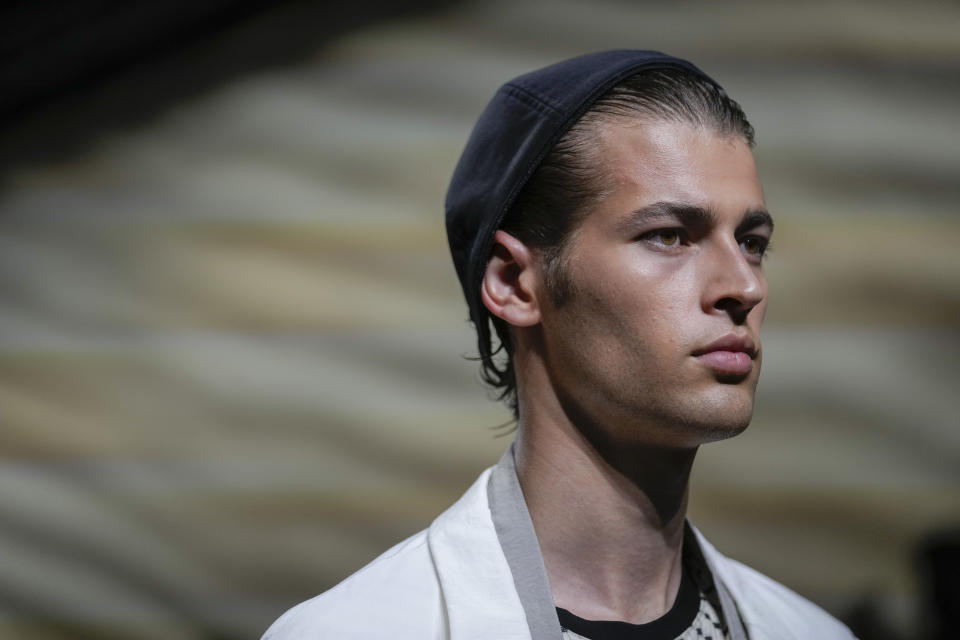 Un modelo luce una creación de Georgio Armani durante la presentación de su colección masculina primavera-verano 2023 el lunes 20 de junio de 2022 en Milán, Italia. (Foto AP/Luca Bruno)