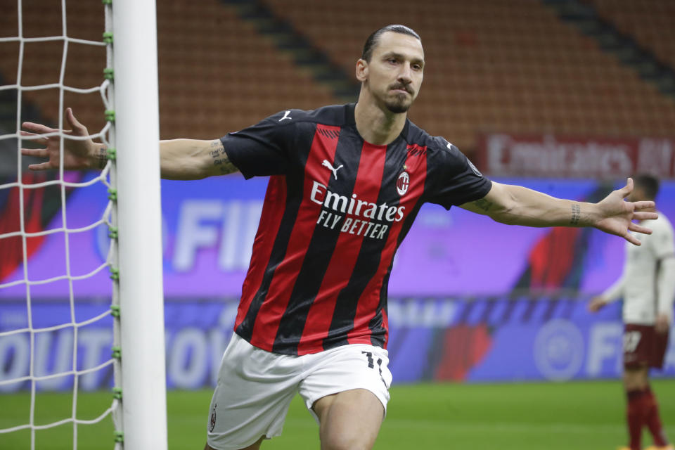 Zlatan Ibrahimovic celebra tras anotar un gol para el Milan en el partido contra la Roma por la Serie A de Italia, el lunes 26 de octubre de 2020, en el estadio San Siro. (AP Foto/Luca Bruno)