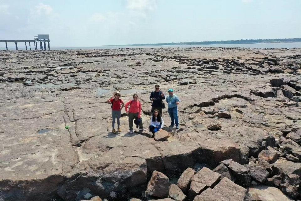 A group with Geoturismo na Amazônia on the dry riverbank near Manaus.