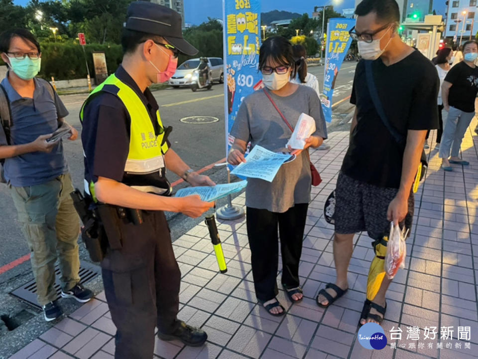 豐原警方發放傳單，向民眾宣導萬安演習注意事項。