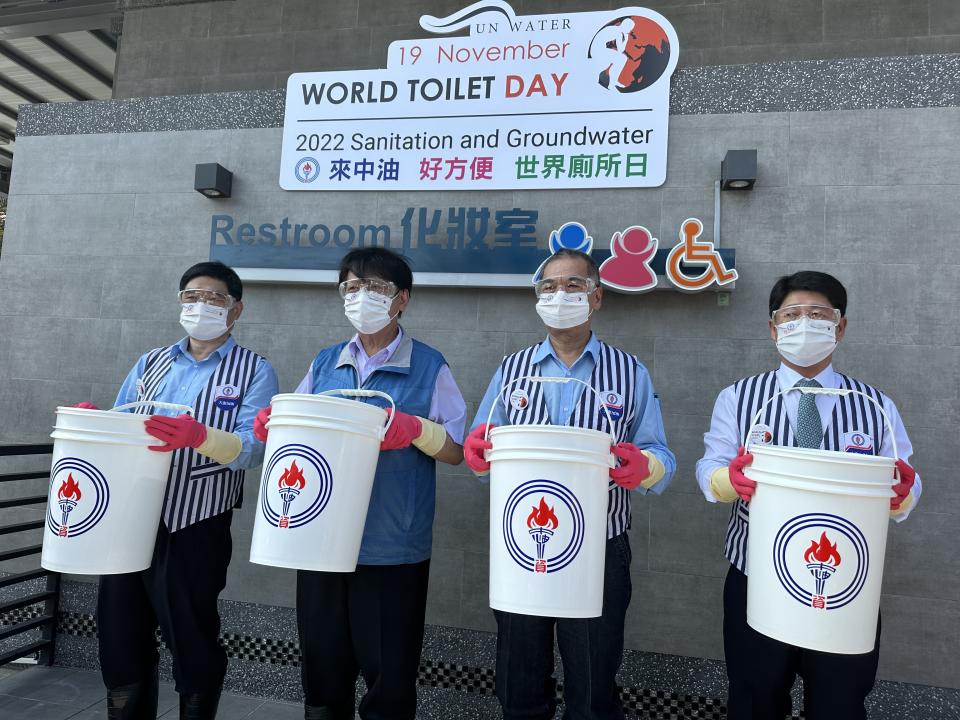 配合世界廁所日，台灣中油公司舉辦公廁清潔總動員活動，董事長李順欽（右二）、環保署副署長蔡鴻德（左二）帶頭參與。（記者施春瑛攝）