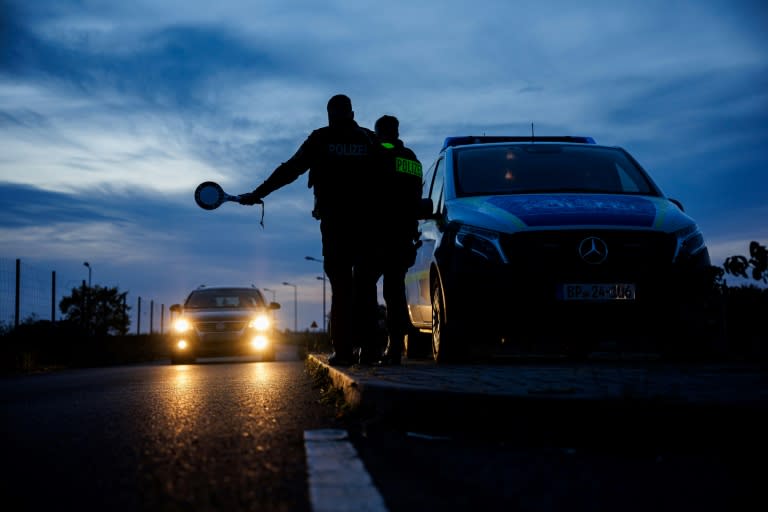 German Federal Police stop a car near Forst, eastern Germany, on October 11, 2023, near the border with Poland (JENS SCHLUETER)