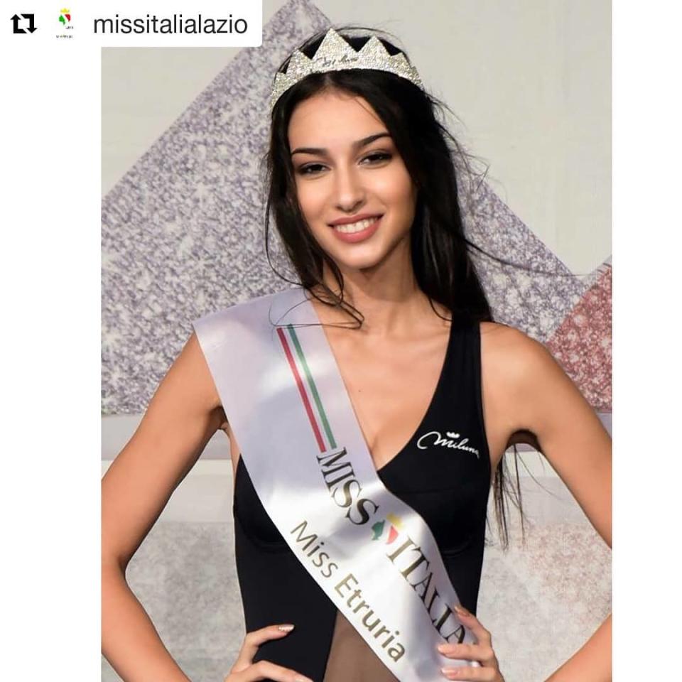 <p>Alors qu’elle décide de participer au concours de Miss Italie, la jeune femme est victime d’injures. Les médias italiens relatent l’histoire “Tu me dégoûtes, rentre chez toi, les gens votent pour toi parce que tu es estropiée”, a notamment écrit une femme de 70 ans. Crédit photo : Instagram / chiarabordi </p>