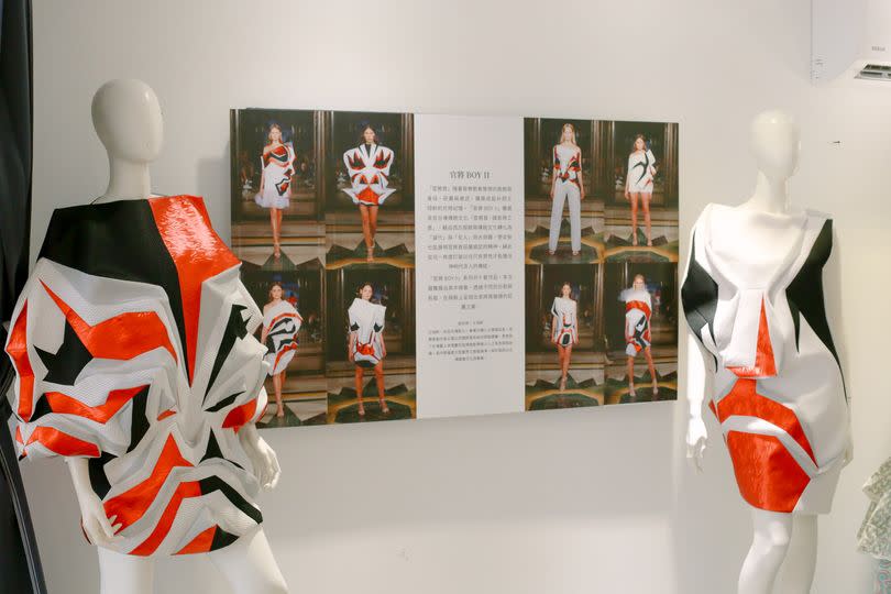 在地藏庵展覽「官將BOYII」是輔大織品系王翊軒作品，其作品創作靈感來自台灣傳統的八家將臉譜，將台灣傳統廟宇文化與現代時裝相融合，辦理一場精彩的靜態服裝秀。   圖：遊境感知所展覽提供