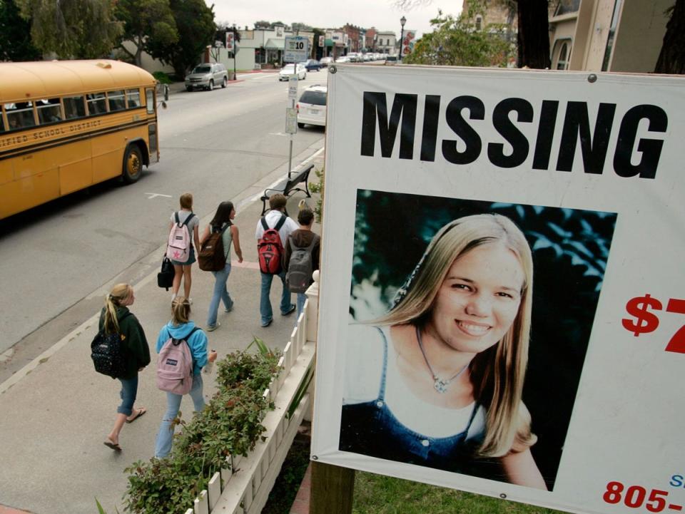 Un cartel crea conciencia pública sobre el caso de la estudiante desaparecida Kristin Smart en la localidad californiana de Arroyo Grande, en la costa central, en mayo de 2006 (Don Kelsen/Shutterstock)
