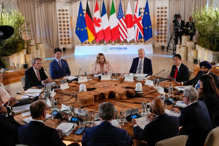 El presidente de Estados Unidos y los líderes del Grupo de los Siete, durante una reunión sobre infraestructura e inversión global, durante la cumbre del G7 en Borgo Egnazia, Italia, el 13 de junio de 2024. (AP Foto/Domenico Stinellis)