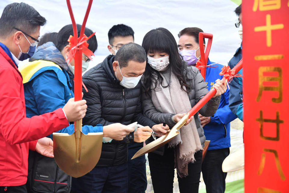 開工典禮後，民眾一擁而上，搶著要開工的金鏟子，並請侯友宜在金鏟簽名，非常熱鬧；市議員蔡淑君在一旁幫民眾要簽名。    圖：新北市政府提供