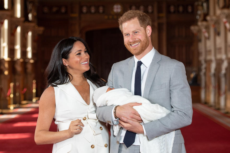WINDSOR, ENGLAND - MAY 08: Prince Harry, Duke of Sussex and Meghan, Duchess of Sussex, pose with their newborn son during a photocall in St George's Hall at Windsor Castle on May 8, 2019 in Windsor, England. The Duchess of Sussex gave birth at 05:26 on Monday 06 May, 2019. (Photo by Dominic Lipinski - WPA Pool/Getty Images)