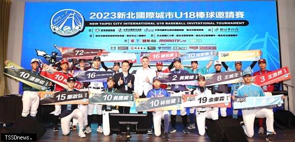 新北U18選手之夜教育局劉明超副局長致贈澳洲、韓國及各縣市代表隊客製化專屬運動毛巾。(新北市教育局提供)