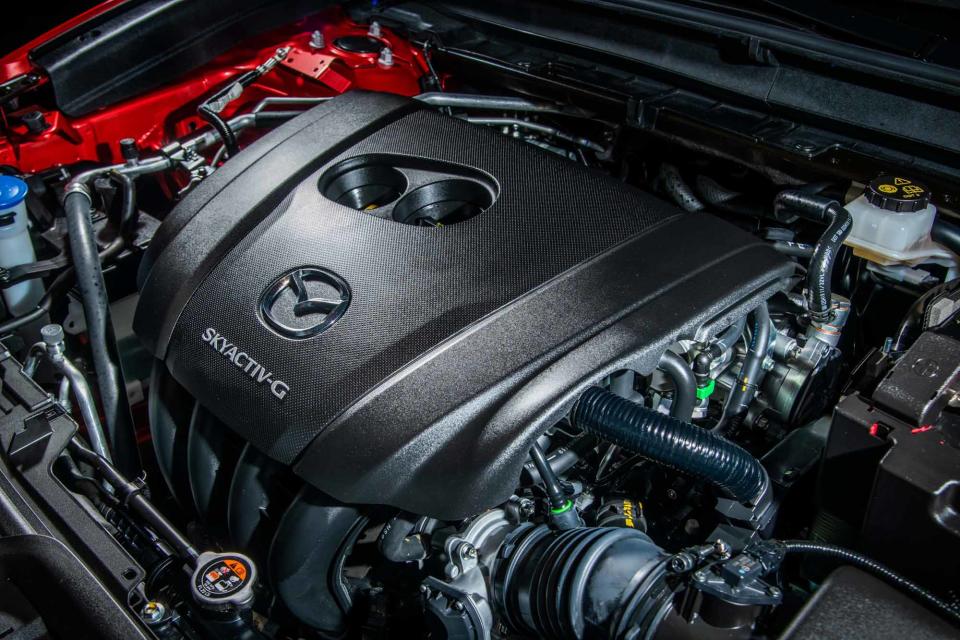 搭載 Skyactiv-G 系列的 2.0 升自然進氣汽油引擎，具備 165ps/6000rpm 最大馬力與 21.7kgm/4000rpm 最大扭力。