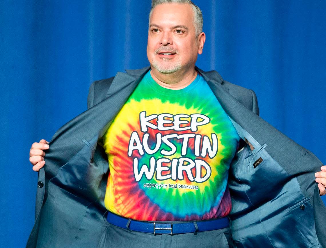 DNC Finance Chairman Henry Munoz, opens up his suit jacket to reveal his ‘Keep Austin Weird’ tie-dye t-shirt, on stage before introducing President Barack Obama at DNC fundraiser at the Austin Music Hall in Austin, Texas, Friday, March 11, 2016.