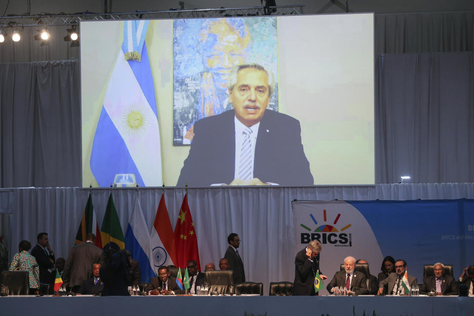 El presidente argentino Alberto Ángel Fernández aparece en pantalla mientras pronuncia un discurso en la 15ta Cumbre de los BRICS en Johannesburgo, Sudáfrica, el jueves 24 de agosto de 2023. (Kim Ludbrook/Pool vía AP)