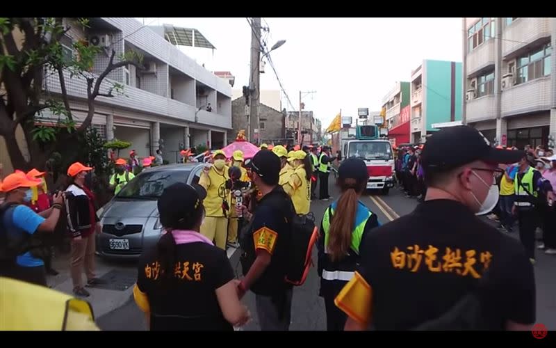 白沙屯媽祖鑾轎突然急剎車，等待大車跟上後，方才繼續前進。（圖／翻攝自白沙屯媽祖網路電視台YouTube）