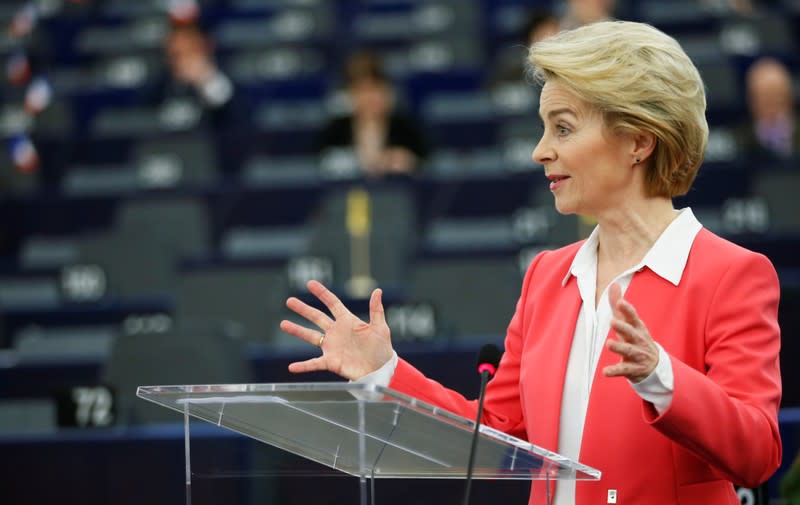 La presidenta electa de la Comisión Europea, Ursula von der Leyen, se dirige al Parlamento Europeo antes de la votación de los miembros del Parlamento Europeo sobre su consejo de comisarios, en Estrasburgo