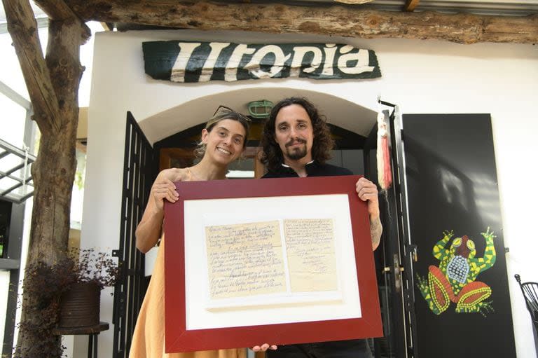 Camila Echeverria e Ian Edgar, junto a la carta que inspiró el restaurante 
