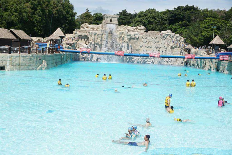 全台規模最大的水樂園「馬拉灣」位於「供5停2」限水區，園方配合節水政策，暫緩親水娛樂，今年開園日「沒有時間表」。（圖／本報資料照片）