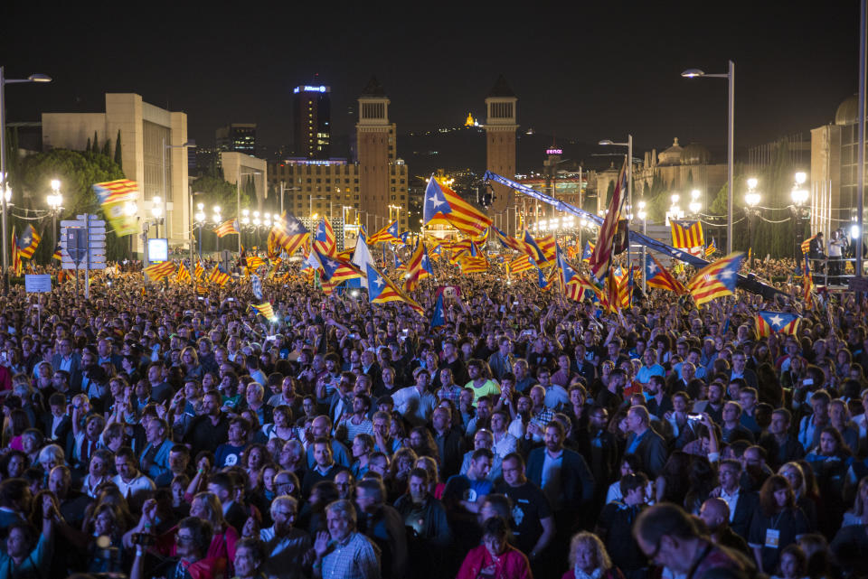 <p>Independence Day in Montjuic, Barcelona, Spain on September 29, 2017, ahead of the referendum vote. (Photograph by Jose Colon/ MeMo for Yahoo News) </p>