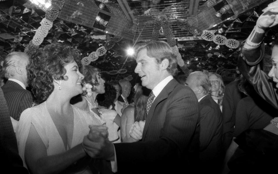 Warner and Eilzabeth Taylor at Regine's nightclub in 1976 - NY Daily News Via Getty Images