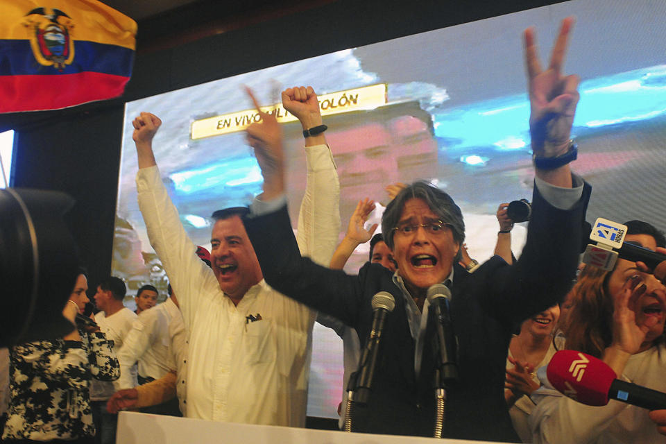 Guillermo Lasso, candidato presidencial para el partido político CREO, a la derecha, y su compañero de carrera Andrés Paez celebran al final del día de las elecciones en Guayaquil, Ecuador, el domingo 2 de abril de 2017. (AP Foto/José Sánchez).