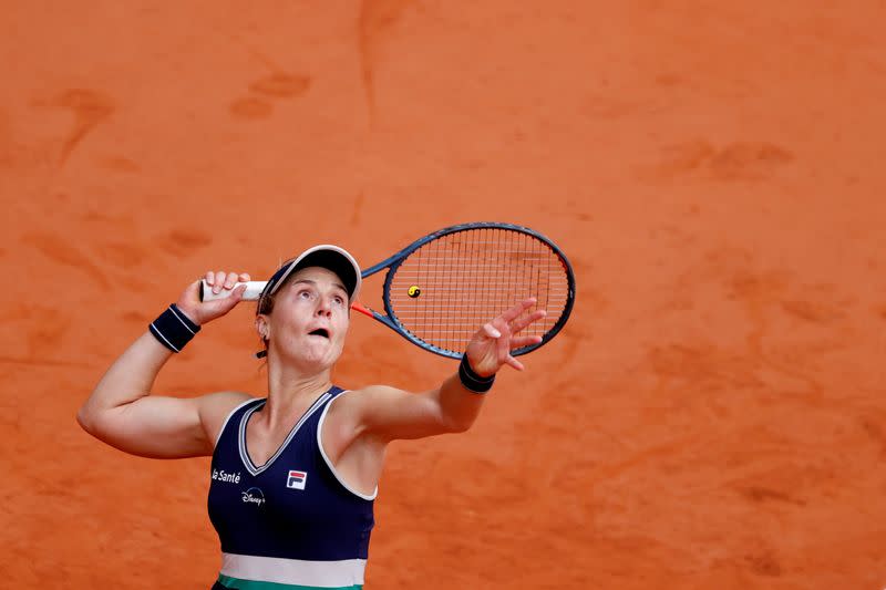 La argentina Nadia Podoroska en acción durante su partido de semifinales del Abierto de Francia ante la polaca Iga Swiatek, en Roland Garros, París, Francia