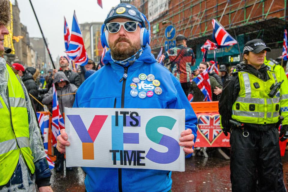  Popular protester Daz Man in his trademark outfit with his sign as he stands in front of the pro-union counter-demonstration in Union Street during the march. 80,000 supporters came out in support of Scottish Independence following the UK General Election and the upcoming date of January 31st when the UK will leave the European Union, dragging Scotland out of it against its will, as a result the group All Under One Banner held an Emergency march through the center of Glasgow to protest against both London rule and Brexit. (Photo by Stewart Kirby / SOPA Images/Sipa USA) 