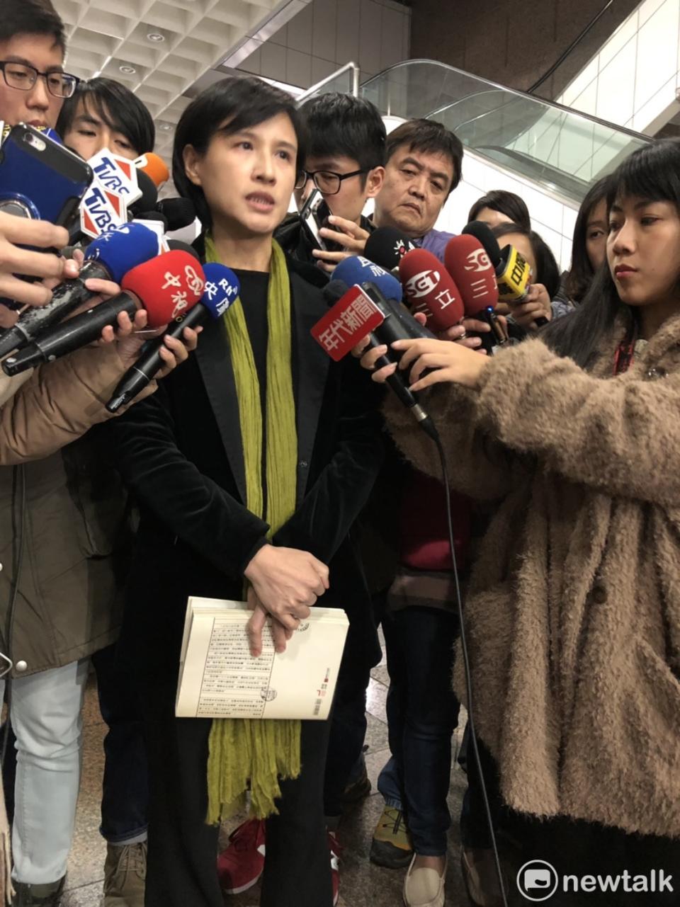 文化部長鄭麗君今(23)日下午受訪時表示，「這個臉昨天一整天都麻麻的，所以我真的對暴力的經驗感同身受。」   圖：謝莉慧/攝