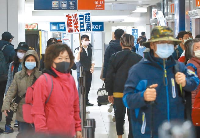 台鐵猴硐至瑞芳段大坍方，北宜花交通大亂，旅客蜂擁改搭公路大眾運輸，客運業5日加開北宜班車多達393車次，載運1萬5000多人。圖為台北市府客運轉運站，業者派員高舉指示牌，協助民眾辨識乘車路線。（趙雙傑攝）