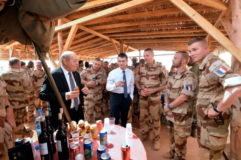 French Prime Minister Manuel Valls (C) and Defence Minister Jean-Yves Le Drian (L) visit troops of France's Barkhane counter-terrorism operation in Africa's Sahel region