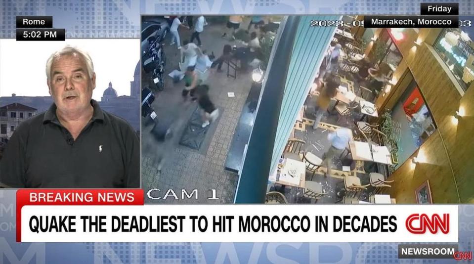 摩洛哥地震發生當下，許多民眾倉皇逃生。（翻攝自CNN YouTube）