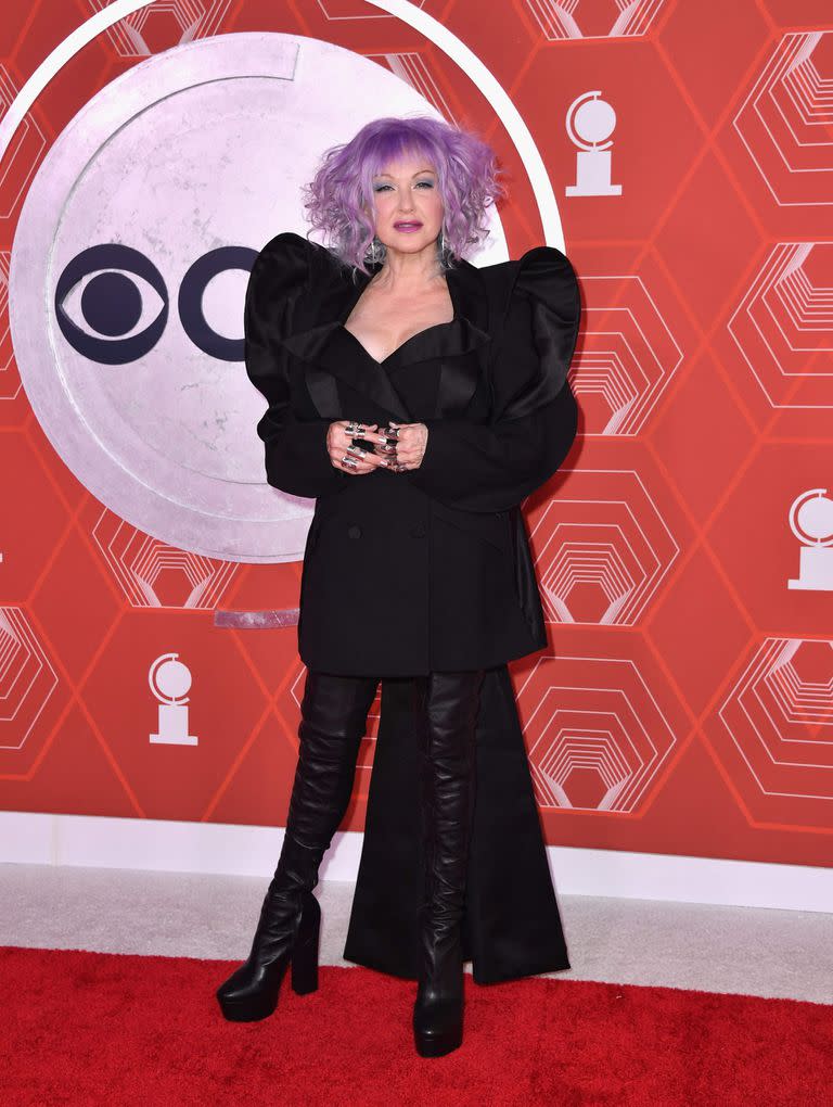 Con el cabello violeta y plataformas de cuero por arriba de la rodilla, la cantante estadounidense Cyndi Lauper dijo presente en la gala