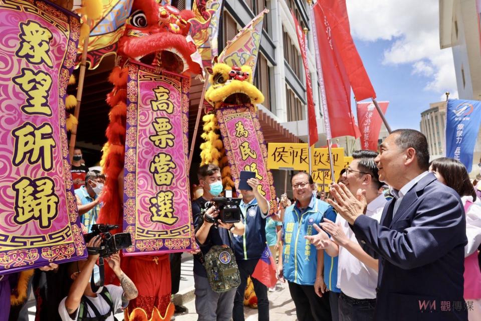 ▲國民黨總統參選人侯友宜到彰化縣議會舉辦地方座談會，醒獅團鑼鼓聲相迎，好不熱鬧。（圖／記者陳雅芳攝，2023.06.25）