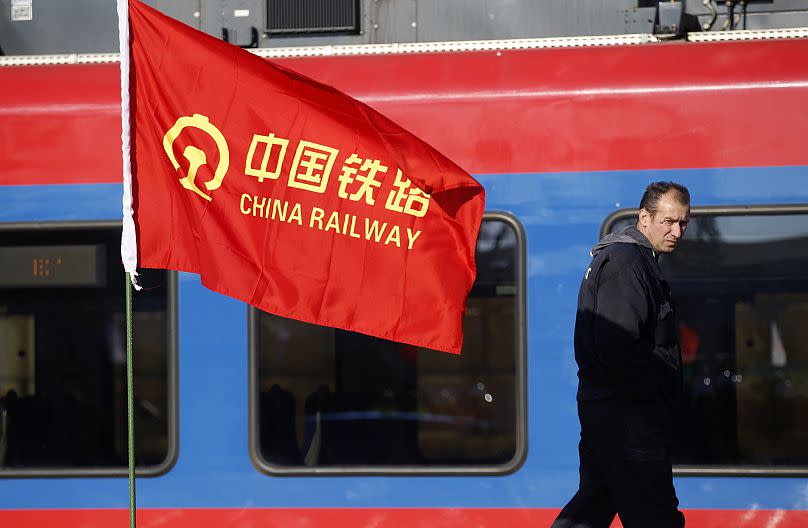 Un travailleur sur le site de la reconstruction d’une ligne de chemin de fer entre Budapest et Belgrade, un projet financé principalement par la Chine.