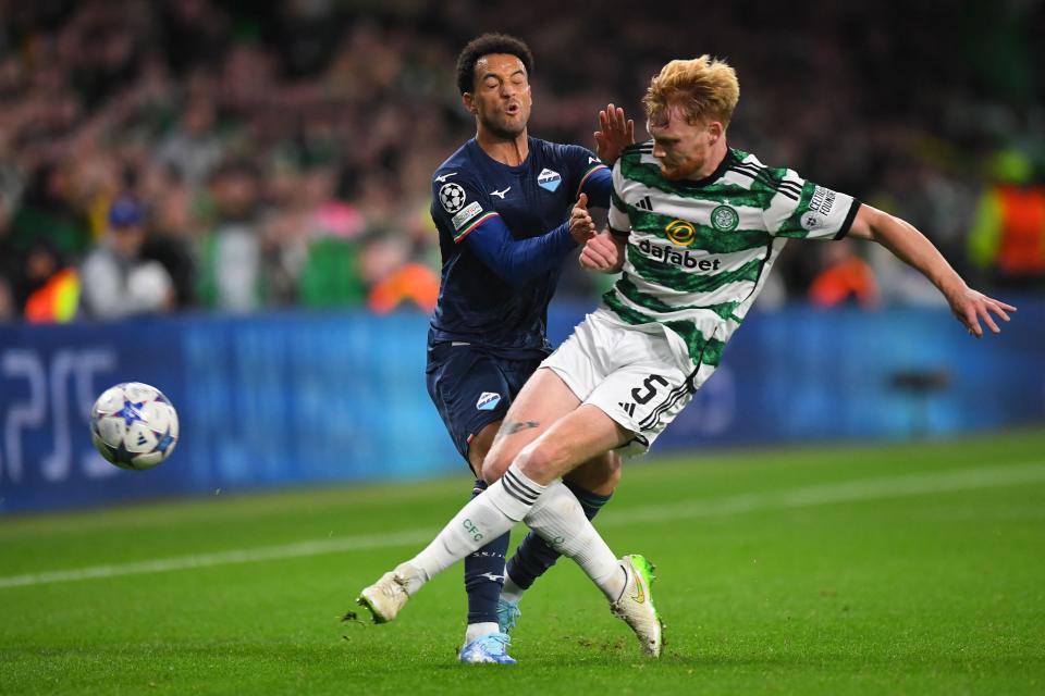 Lazio's Braziliaanse middenvelder Felipe Anderson #07 en Celtic's Ierse verdediger #05 Liam Scales strijden om de bal tijdens de UEFA Champions League Groep E voetbalwedstrijd tussen Celtic en Lazio in Celtic Park op 4 oktober 2023 in Glasgow, Schotland.  Buchanan/AFP) (Foto door Andy Buchanan/AFP via Getty Images)