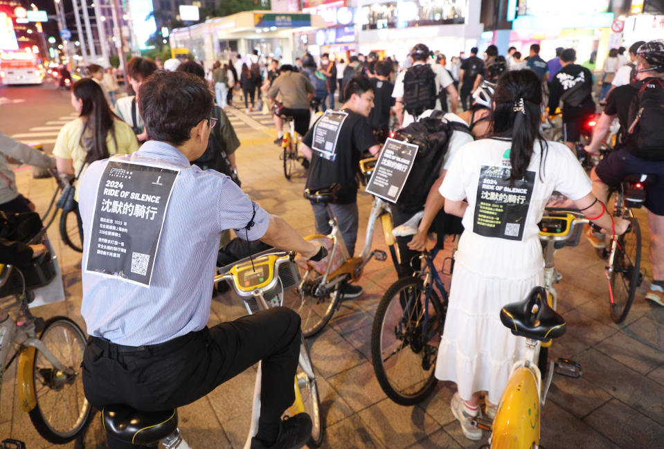 還路於民聯盟昨天在台北舉行沉默的騎行，追悼自行車事故傷亡者，也呼籲打造尊重用路人的道路文化，參與民眾將訴求標語貼在身上，一起從西門町出發。記者潘俊宏／攝影