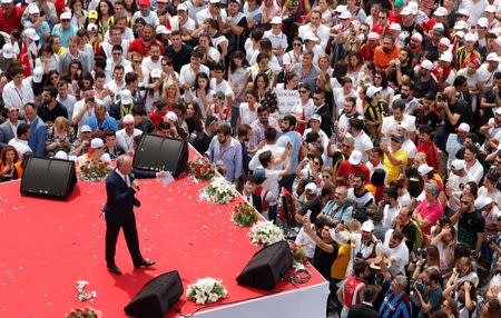 Muharrem Ince, presidential candidate of Turkey's main opposition Republican People's Party (CHP), addresses his supporters during an election rally in Istanbul, Turkey June 23, 2018. REUTERS/Osman Orsal