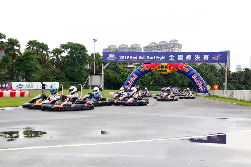 第一輪決賽起跑，眾選手朝著坐上F1賽車的夢想而戰鬥。