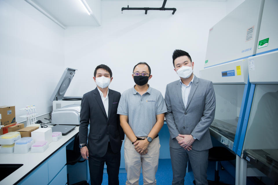 Dr Tan Eng Lee (centre) and Qiagen Representatives – Mr William Lin (left), Commercial Director of Korea & SEA and Mr Eric Goh (right), Country Manager of Singapore & Malaysia.