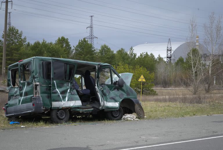 Un vehículo ruso destruido, en el área de la planta de Chernobyl, en Ucrania. (AP Photo/Efrem Lukatsky)