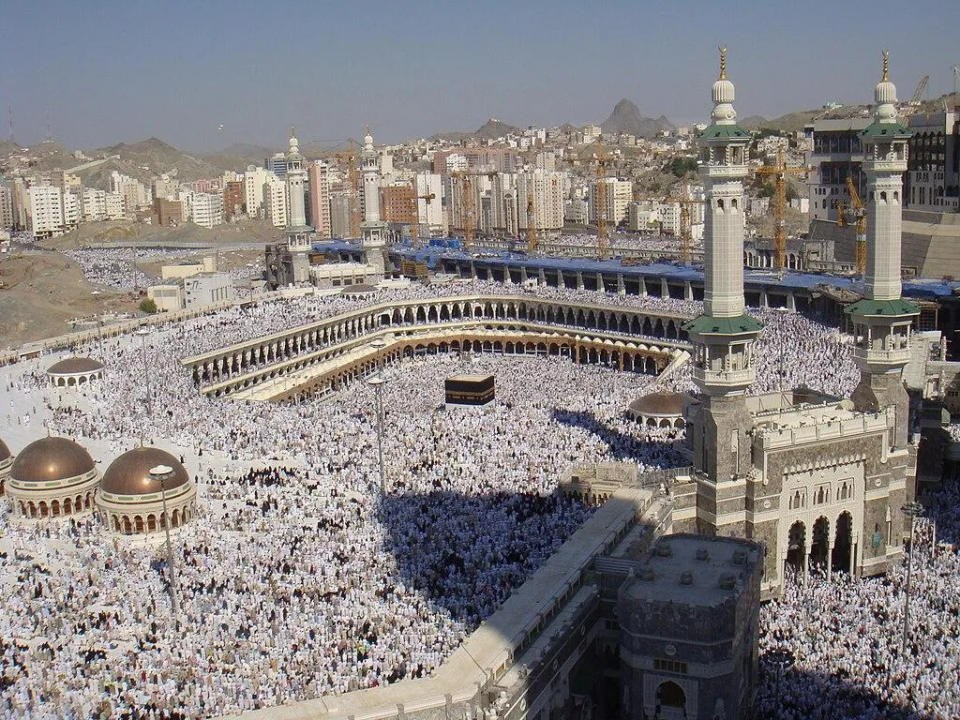 <strong>一年一度的伊斯蘭朝覲儀式是全球規模的宗教聚會，每年吸引超過數百萬名信徒前往，因大量人潮聚集，朝覲者可能暴露於傳染病風險下。（圖／翻攝自維基百科）</strong>