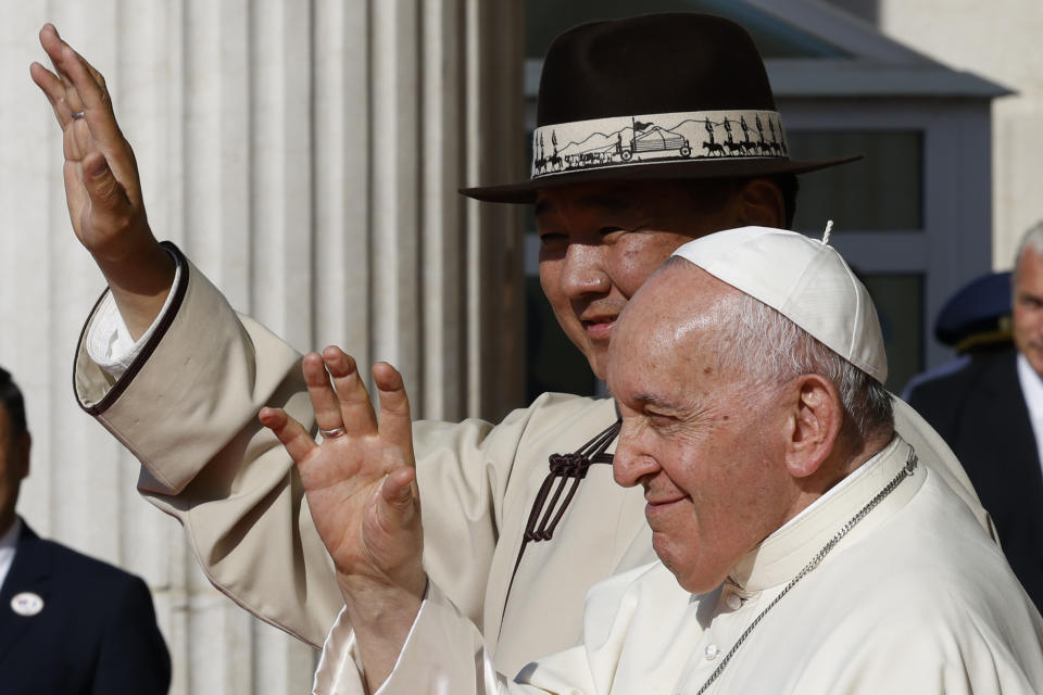 Mongolian President Ukhnaagin Khurelsukh, left, wave with Pope Francis, Saturday, Sept. 2, 2023, at the Saaral Ordon State Palace in Sukhbaatar Square in Ulaanbaatar. Pope Francis arrived in Mongolia on Friday morning for a four-day visit to encourage one of the world's smallest and newest Catholic communities. (AP Photo/Remo Casilli, pool)