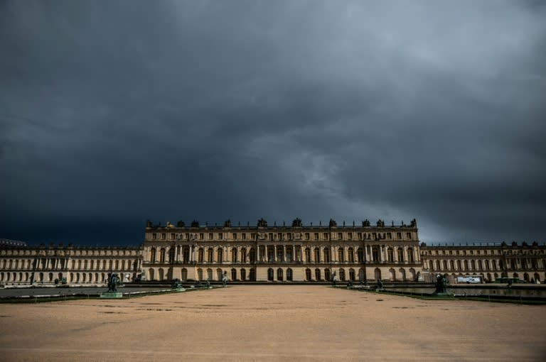 Das Schloss Versailles bei Paris ist wegen eines Brandes kurzzeitig evakuiert worden. Wie die Feuerwehr mitteilte, gab es werde Verletzte noch Schäden an der Sammlung. Das Feuer brach demnach auf einer Baustelle am Dach des Hauptgebäudes aus. (Martin BUREAU)