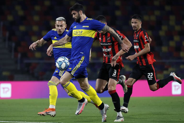 Nicolás Orsini le cederá la pelota a Norberto Briasco pudiendo definir él y desaprovechara una chance de gol frente a Patronato por la Copa Argentina, en un Boca que, a pesar de las intenciones, anota muy poco.