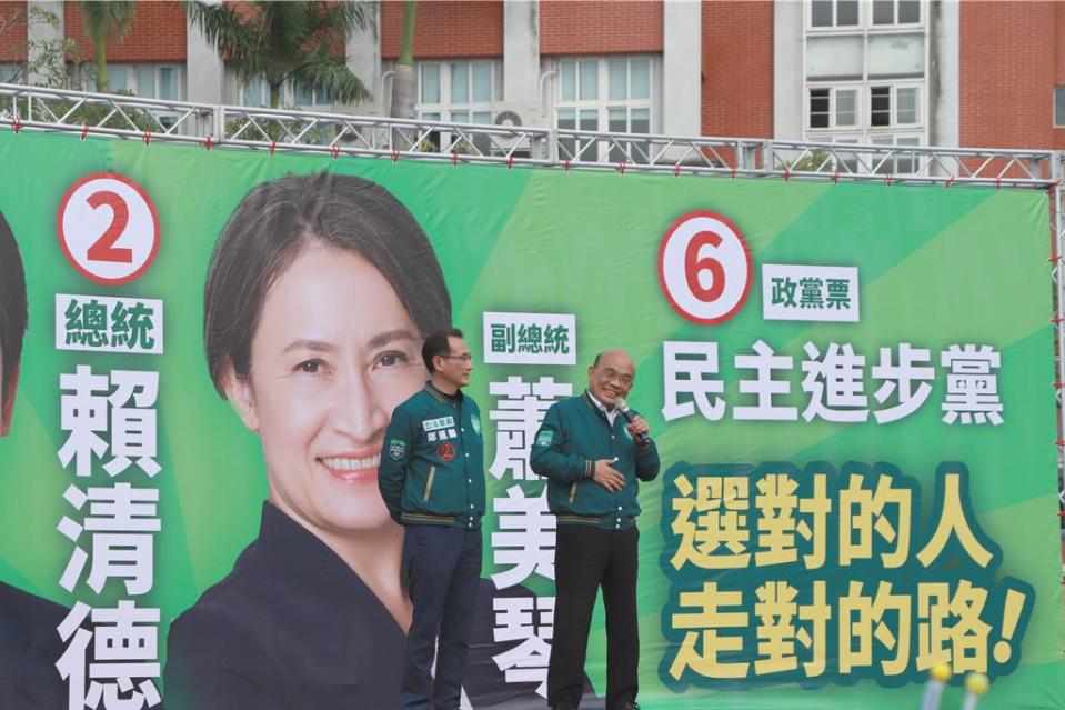 前行政院長蘇貞昌（圖右）7日到桃園替桃園一選區立委候選人鄭運鵬（圖左）站台，蘇貞昌分享日前遇到選民感謝他擋下非洲豬瘟，現在才能繼續好好享用肉圓跟貢丸。（陳夢茹攝）