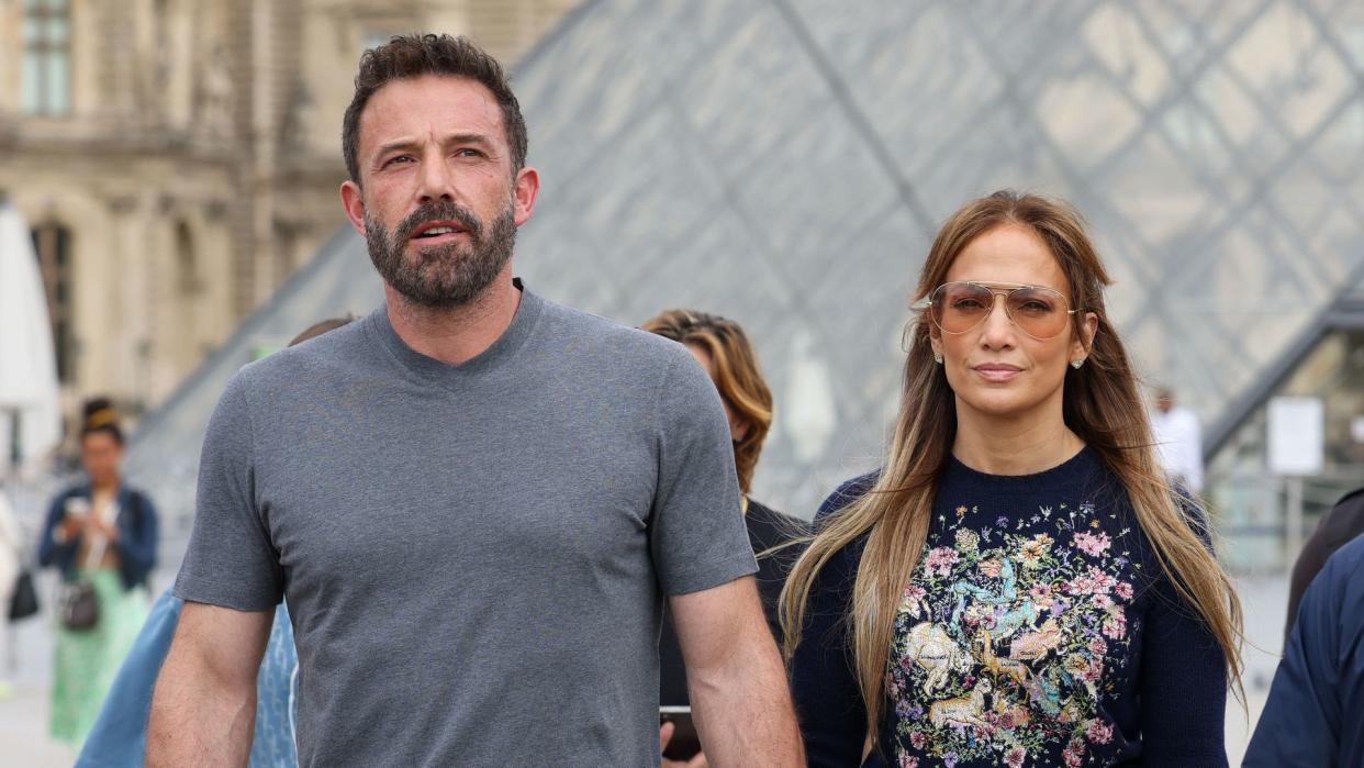 Jennifer Lopez y Ben Affleck visitando el Museo del Louvre