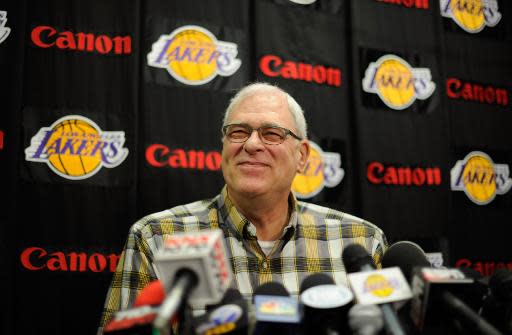 El exentrenador de Los Angeles Lakers Phil Jackson bromea durante una conferencia de prensa ofrecida el 11 de mayo de 2011 en El Segundo (California) (GETTY IMAGES/AFP/Archivos | Kevork Djansezian)